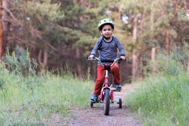 Çocuk bir bisiklet sürme