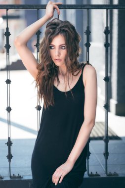 Sokaktaki güzel kız