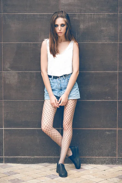 Sokakta güzel esmer