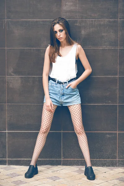 Sokakta güzel esmer