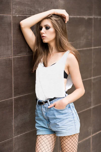 Sokakta güzel esmer