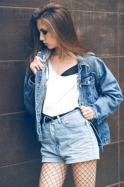 Beautiful brunette on the street — Stock Photo, Image