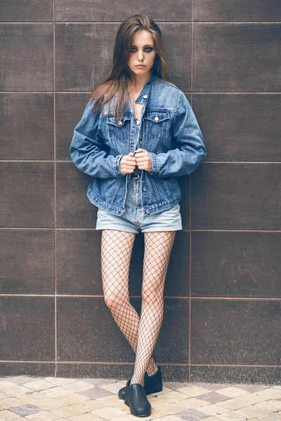 Sokakta güzel esmer