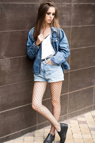 Sokakta güzel esmer