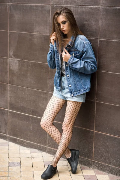 Sokakta güzel esmer