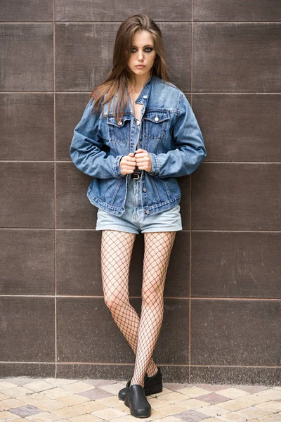 Sokakta güzel esmer