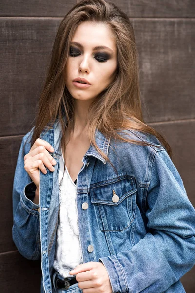 Sokakta güzel esmer