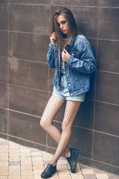 Sokakta güzel esmer