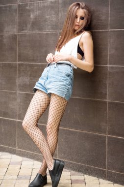 Sokakta güzel esmer