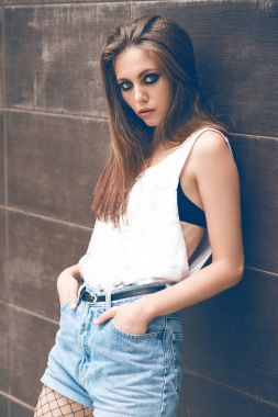 Sokakta güzel esmer