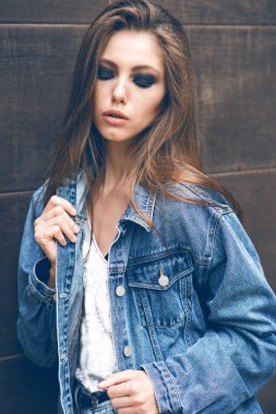 Sokakta güzel esmer