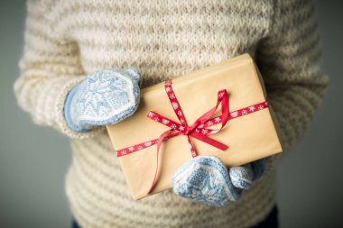 Noel hediye ile bir kutu tutan bir kız