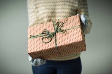 Noel hediye ile bir kutu tutan bir kız