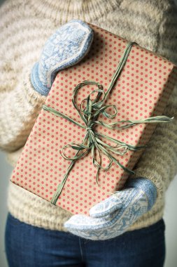 Noel hediye ile bir kutu tutan bir kız