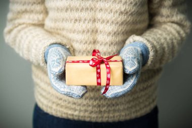 Noel hediye ile bir kutu tutan bir kız