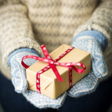 Noel hediye ile bir kutu tutan bir kız