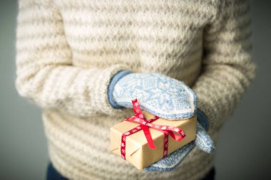 Noel hediye ile bir kutu tutan bir kız