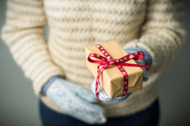 Noel hediye ile bir kutu tutan bir kız