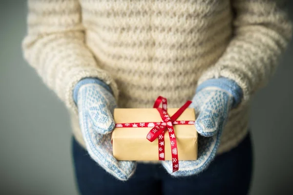 A girl holding a box with a Christmas present — Stock Photo, Image