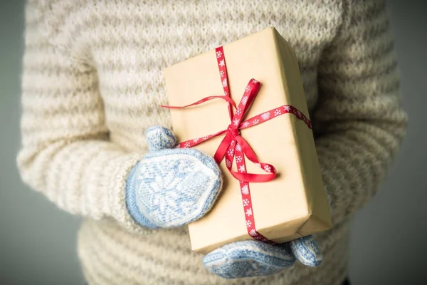 Noel hediye ile bir kutu tutan bir kız