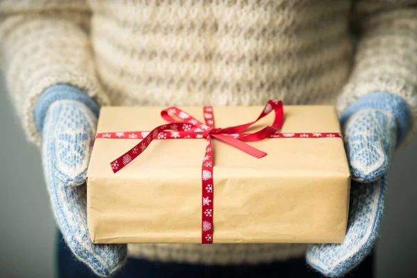 Uma menina segurando uma caixa com um presente de Natal — Fotografia de Stock