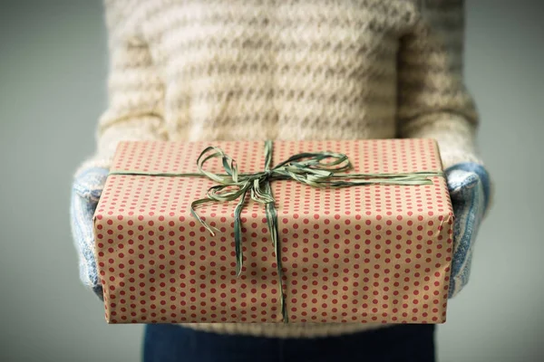 Noel hediye ile bir kutu tutan bir kız