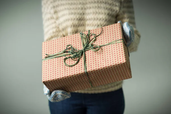 Noel hediye ile bir kutu tutan bir kız