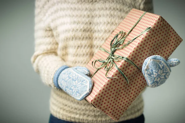 Noel hediye ile bir kutu tutan bir kız