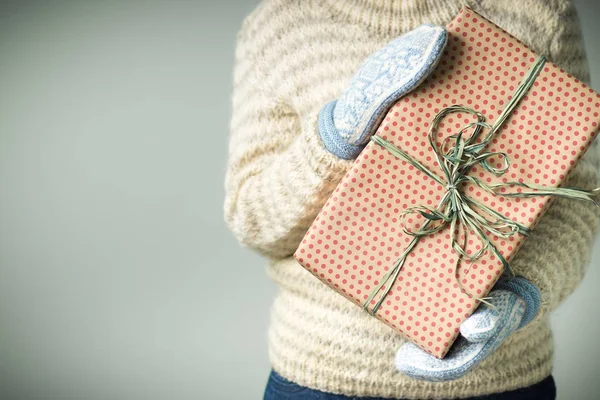 Ein Mädchen hält eine Schachtel mit einem Weihnachtsgeschenk — Stockfoto