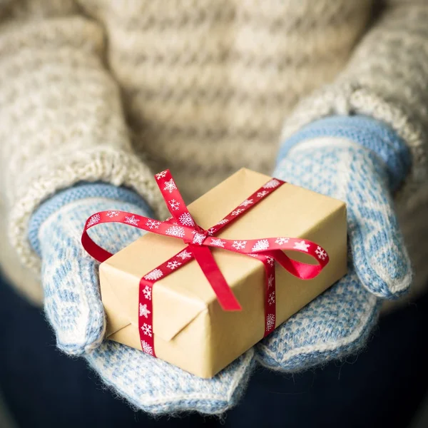 Noel hediye ile bir kutu tutan bir kız