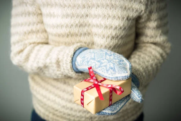 Noel hediye ile bir kutu tutan bir kız