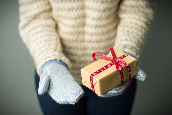 Uma menina segurando uma caixa com um presente de Natal — Fotografia de Stock
