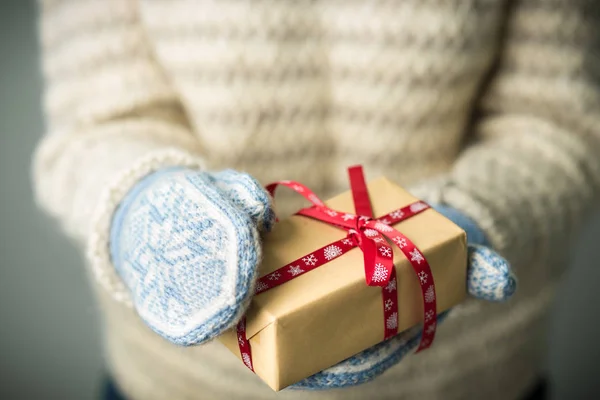 Uma menina segurando uma caixa com um presente de Natal — Fotografia de Stock