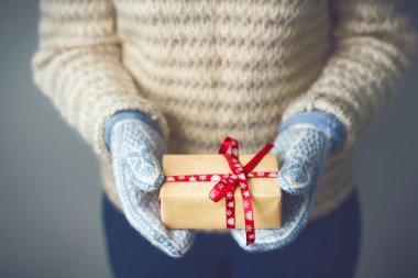 Noel hediye ile bir kutu tutan bir kız