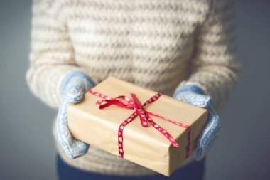 Noel hediye ile bir kutu tutan bir kız