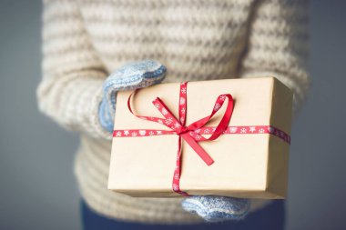 Noel hediye ile bir kutu tutan bir kız