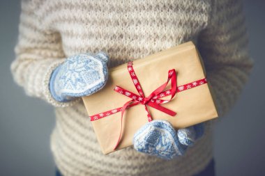 Noel hediye ile bir kutu tutan bir kız