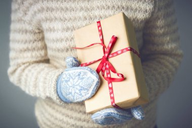 Noel hediye ile bir kutu tutan bir kız