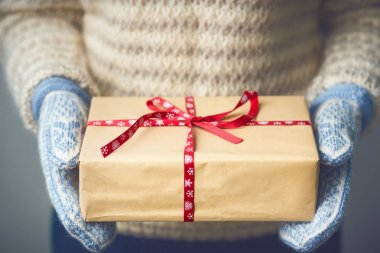 Noel hediye ile bir kutu tutan bir kız