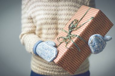 Noel hediye ile bir kutu tutan bir kız