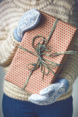 Noel hediye ile bir kutu tutan bir kız