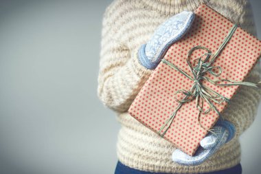 Noel hediye ile bir kutu tutan bir kız