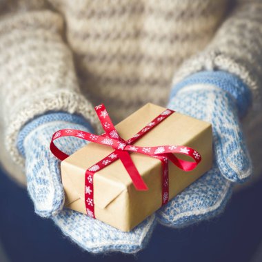 Noel hediye ile bir kutu tutan bir kız