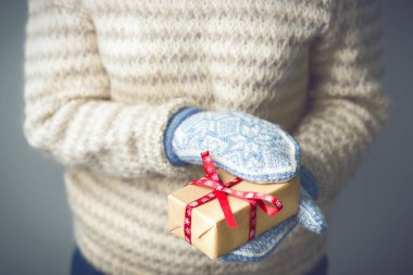 Noel hediye ile bir kutu tutan bir kız