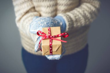 Noel hediye ile bir kutu tutan bir kız