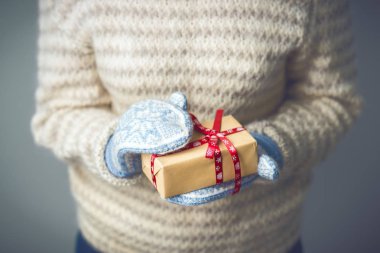 Noel hediye ile bir kutu tutan bir kız