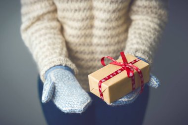 Noel hediye ile bir kutu tutan bir kız