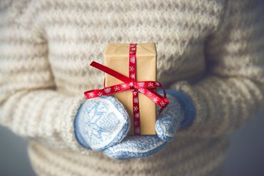 Noel hediye ile bir kutu tutan bir kız