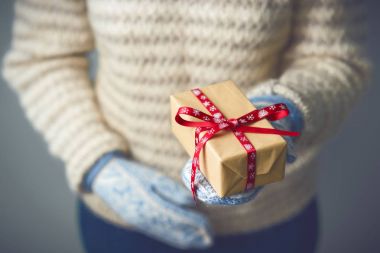 Noel hediye ile bir kutu tutan bir kız