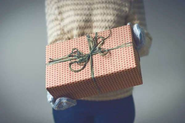 Noel hediye ile bir kutu tutan bir kız — Stok fotoğraf